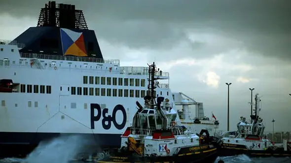 کشتی مسافربری در فرانسه به گل نشست + عکس
