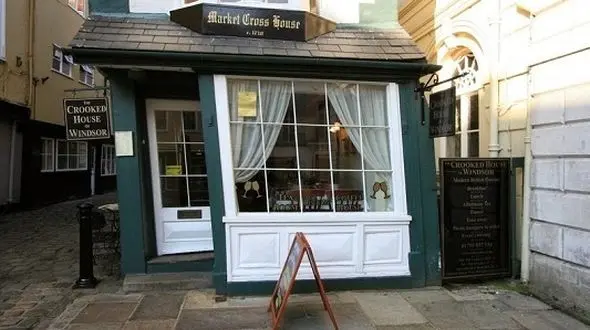  خانه‌ای که اشتباهی کج شد / اینجا برای قرارهای عاشقانه غیرمجاز بود + عکس