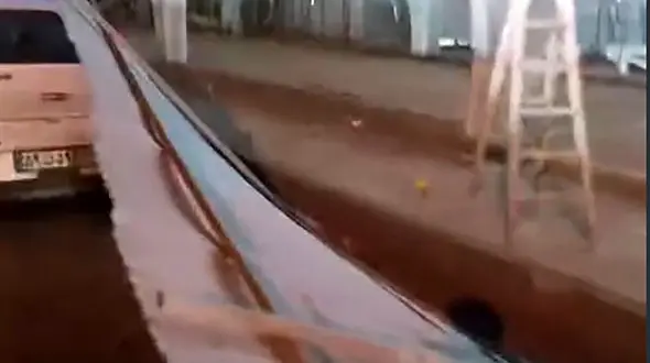 واژگونی حصار پروژه شهرداری در تجریش بر اثر وزش باد ! + فیلم