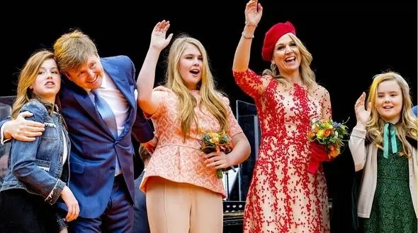  لباس‌های خاص و رنگی دختران پادشاه هلند/ عکسها 