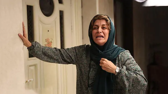  زیر سقف دودی در ۸ شهر به نمایش در آمد