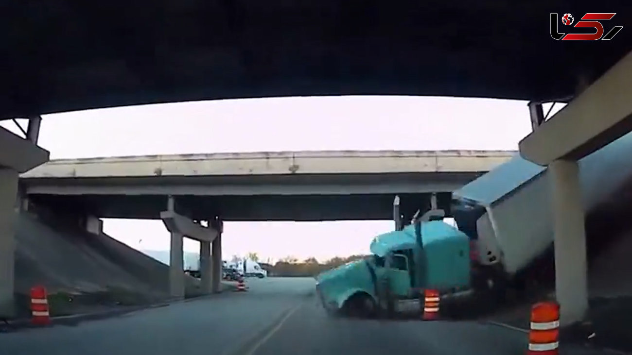 ببینید / سقوط کامیون از بزرگراه در تگزاس