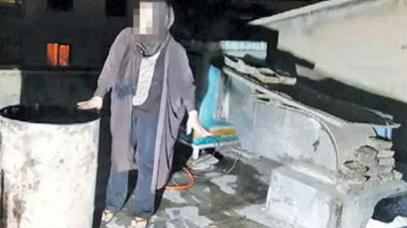 این زن شوهرش را در پشت بام به آتش کشید +عکس قاتل در صحنه جرم