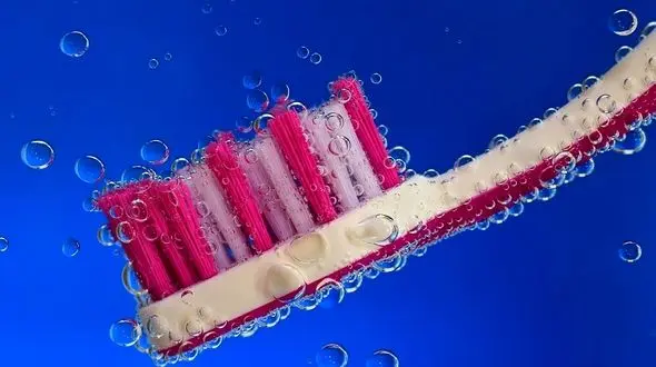 ترفندهای سالم نگه داشتن مسواک/به جنگ باکتری ها بروید!