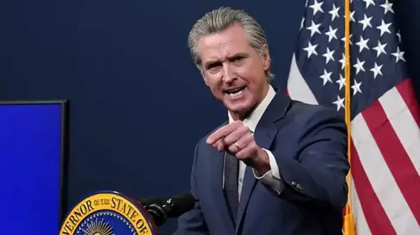 فرماندار کالیفرنیا به اروپایی‌ها: یک صدا به صورت ترامپ مشت بزنید!