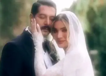 نگاهی به چیدمان منزل متین ستوده ستاره سریال زمانه و کامران تفتی / از سرسبزی آشپزخونه تا ست میزنهارخوری چوبی و آیینه شمعدان عقد