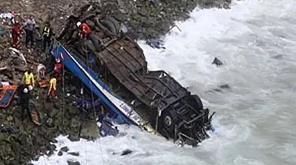 واژگونی اتوبوس در پرو 44 کشته برجای گذاشت + عکس