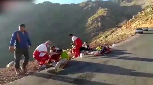 فیلم واژگونی مینی‌بوس کوهنوردان کرمانشاهی/ مرگ را به چشم دیدند