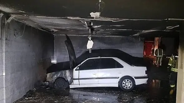 گرفتار شدن 15 نفر داخل ساختمان 4 طبقه / آتش سوزی از یک پرشیا شروع شد+ تصاویر