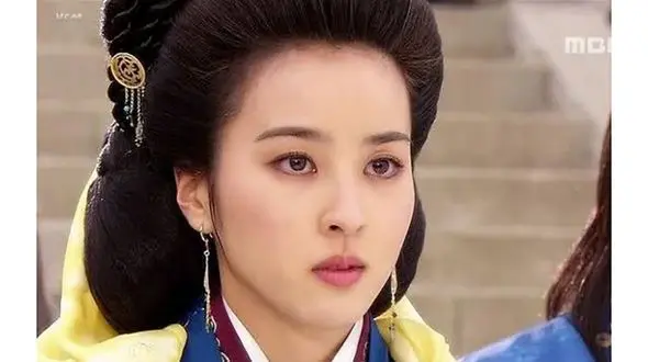 سوسانو در این عکس شبیه به دختران دبیرستانی شد 