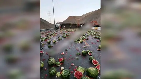 جاده کوله سنگی زاهدان پر از هندوانه شد + فیلم و عکس