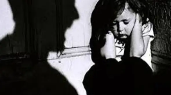 جای دندانهای نامادری روی بدن کودک 18 ماهه ! / پدر و نامادری کودک‌آزار در دماوند دستگیر شدند