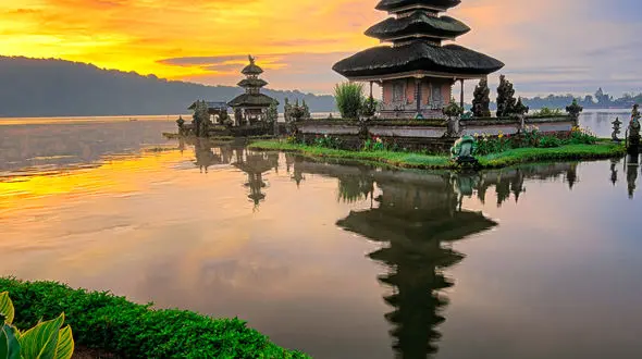 پیشروی گدازه‌های آتشفشانی طبیعت زیبای کوه شِیْوَر