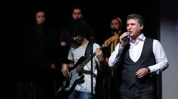 آلبوم خواننده پاپ پس از ده سال با انتخابات به حاشیه رفت!  +گالری عکس 