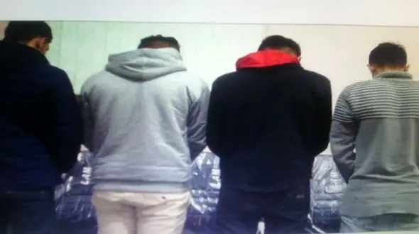 این۴ جوان شیشه های ۱۵ ماشین شخصی را شکستند +عکس