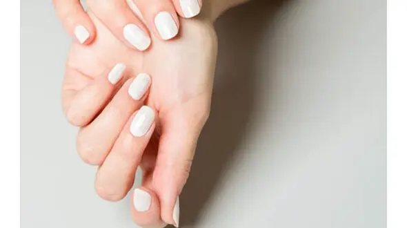 خط های سفید روی ناخن حکایت از چه بیماری دارد؟