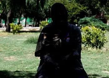 فیلم تلخ / فروش دختری ۱۳ ساله به مرد افغان بخاطر ۳۰۰ هزارتومان / لیلا هیچگاه پدر ایرانی اش را فراموش نمی کند + گفتگو با لیلا 