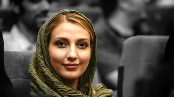 فیلم / نگاهی به چیدمان شیک و مینیمال آشپزخانه خانه حدیث میرامینی و همسر بازیگرش/ از کابینت‌های پاستیلی تا لوازم برقی مدرن و نورپردازی دلنشین و....