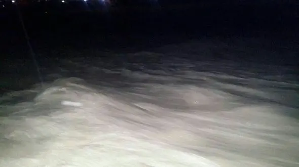 گرفتار شدن ۶ ماشین با ۲۰ سرنشین در سیل پلدختر