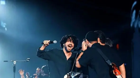 فیلم آواز  باشکوه عرفان طهماسبی / توی کنسرتش ورژن جدید چشم و دلوم روشن رو خوند سالن ترکید بمب شده