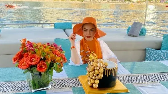 نگاهی به دکوراسیون باشکوه کشتی اختصاصی آزاده زارعی، سیندرلای سینمای ایران در پالم جمیرا دبی/ چیدمان باشکوه لانژ و کابین کشتی با مبلمان راحتی آباژور و دیوار های سه بعدی و...