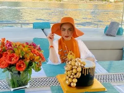 نگاهی به دکوراسیون باشکوه کشتی اختصاصی آزاده زارعی، سیندرلای سینمای ایران در پالم جمیرا دبی/ چیدمان باشکوه لانژ و کابین کشتی با مبلمان راحتی آباژور و دیوار های سه بعدی و...