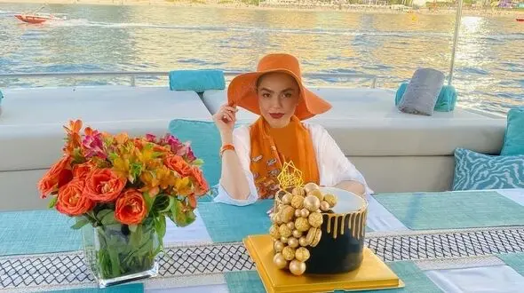 نگاهی به دکوراسیون باشکوه کشتی اختصاصی آزاده زارعی، سیندرلای سینمای ایران در پالم جمیرا دبی/ چیدمان باشکوه لانژ و کابین کشتی با مبلمان راحتی آباژور و دیوار های سه بعدی و...