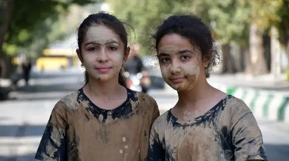 گل مالی دختران دهه نودی در روز عاشورا + عکس های جذاب و تحسین برانگیز