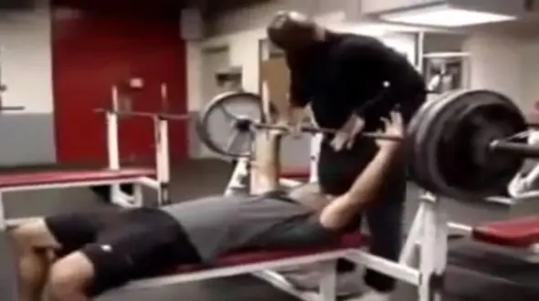 اشتباه مرگبار مربی بدنسازی + فیلم