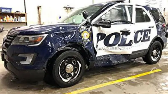 ببینید / لحظه تصادف هولناک تریلی با پلیس + فیلم