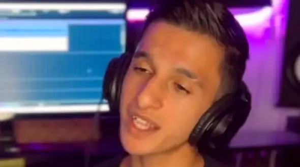 فیلم آواز باشکوه و جگرسوز آرمان امیدی ! / گریان و عزادار برای سوگ خواهرش خواند !