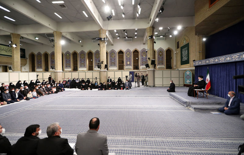آیت الله خامنه ای رهبر انقلاب اسلامی در دیدار خانواده‌های شهدای حادثه تروریستی حرم مطهر شاهچراغ