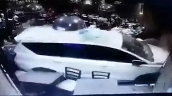ورود مرگبار خودرو به داخل رستوران + فیلم