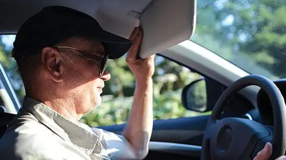 ابتکار خنده دار یک راننده برای پیکان وانتش که کولر ندارد! + فیلم