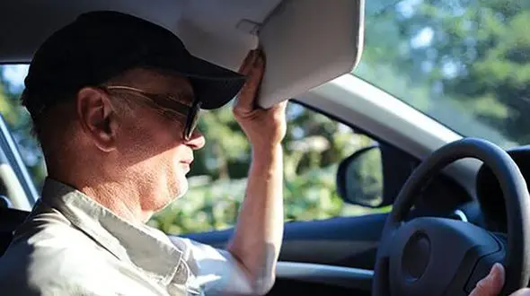 ابتکار خنده دار یک راننده برای پیکان وانتش که کولر ندارد! + فیلم