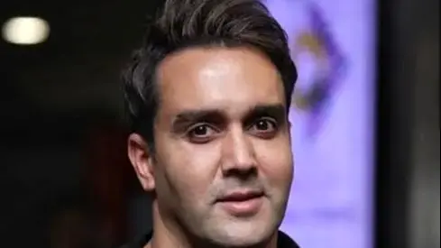 پوریا پورسرخ در آنتن زنده تلویزیون: گرونی هم سقفی داره.... رحم کنید به ما...
