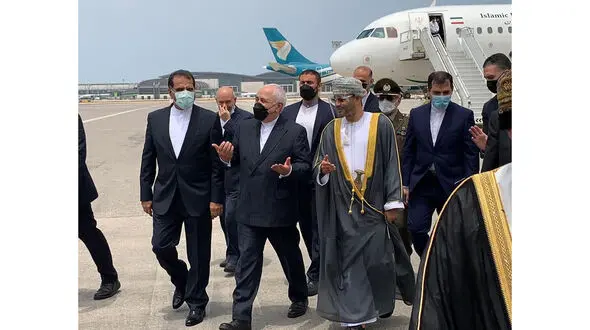 ظریف دقایقی پیش  وارد مسقط شد