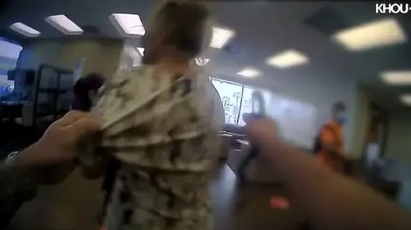 رفتار خشن پلیس آمریکا با زنی میانسال در بانک + فیلم