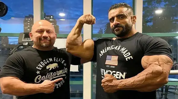 هادی چوپان در کنار مربی و فرزندش/چهره مربی قهرمان ساز