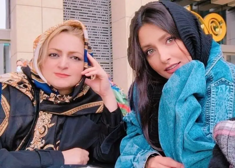نورا محقق و مادرش
