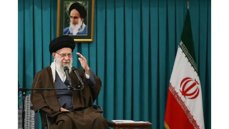 دیدار جمعی از رأی اولی‌ها و خانواده‌های شهدا با رهبر انقلاب حضرت آیت الله العظمی سید علی خامنه ای 1402/12/9
