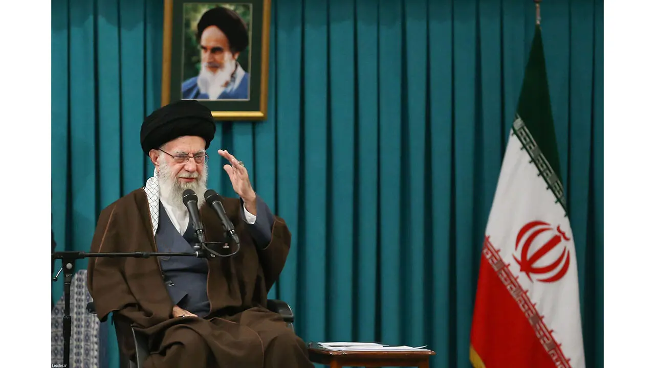 دیدار جمعی از رأی اولی‌ها و خانواده‌های شهدا با رهبر انقلاب حضرت آیت الله العظمی سید علی خامنه ای 1402/12/9