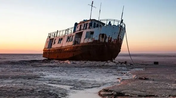 بیش از ۹۵ درصد مساحت دریاچه ارومیه خشک شده است / معاون سازمان محیط زیست: سیاست دولت تکمیل طرح های احیای دریاچه است