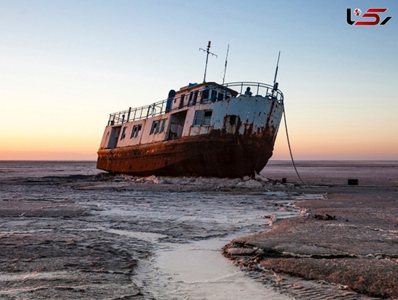 دریاچه ارومیه در حال تبدیل به کویر نمک+تصاویر 