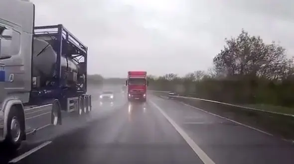 نجات معجزه آسای خودرو در برخورد با تریلی + فیلم