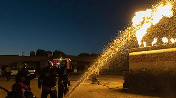 انبار چسب تهران در آتش سوخت / تلاش آتش نشانان برای اطفا حریق !