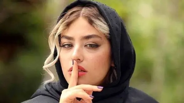 جلف بازی ریحانه پارسا  در متروی استانبول ! / خانم بازیگر بی اعتنا به سیاهپوشی سینمای ایران !