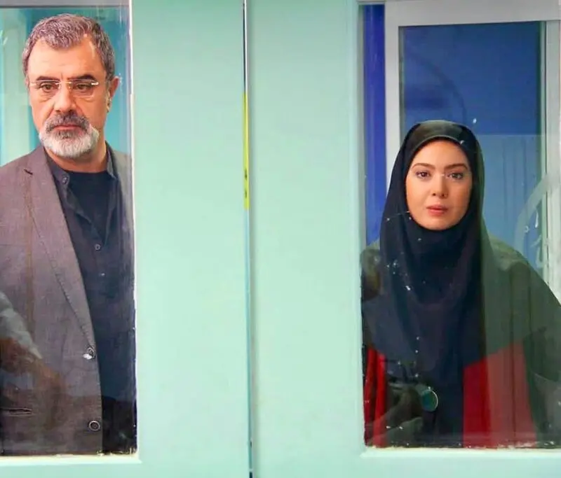 نازنین کریمی در دیوار شیشه‌ای