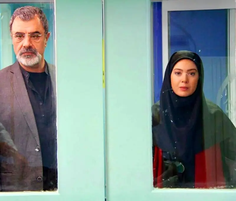 نازنین کریمی در دیوار شیشه‌ای