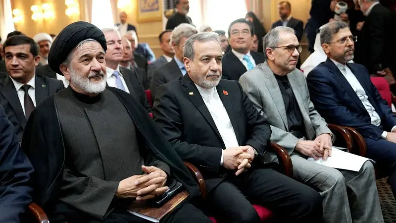 در این مراسم همچنین «علی‌اکبر صالحی» رئیس بنیاد ایران شناسی و وزیر اسبق امور خارجه و «غلامرضا امیرخانی»، رئیس سازمان اسناد و کتابخانه ملی جمهوری اسلامی حضور داشتند. 